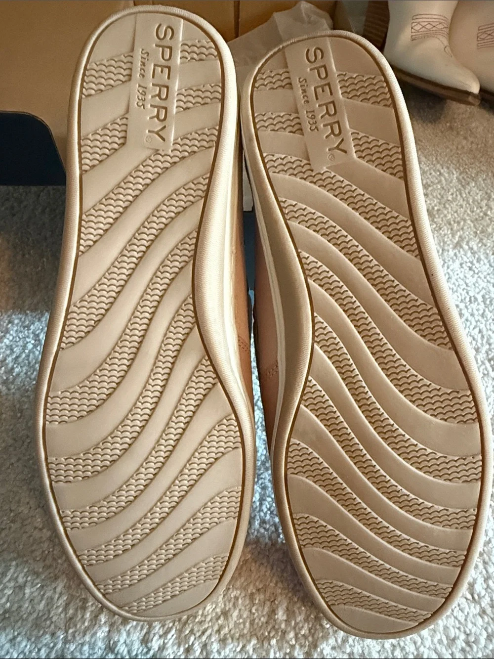 Sperry Girls Blush Leather Boat Shoes with Gold Accents new in box size 5